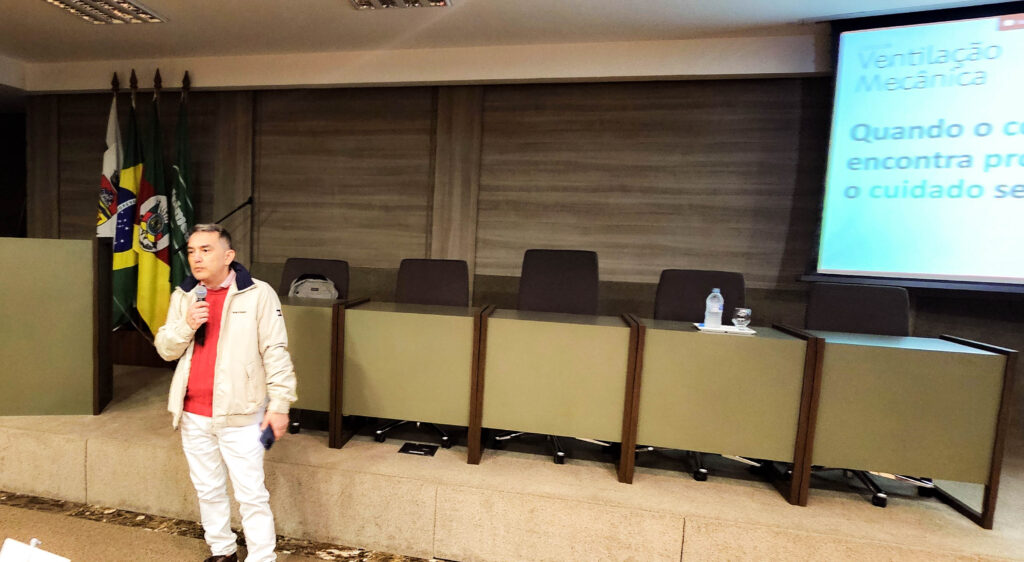 Diretor de Educação da Unimed Erechim, Roberto Carlos Bustamante Pineda, realizou a abertura do curso