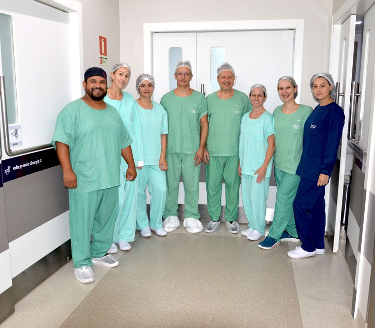 Equipe que realizou a cirurgia no Hospital Unimed Erechim